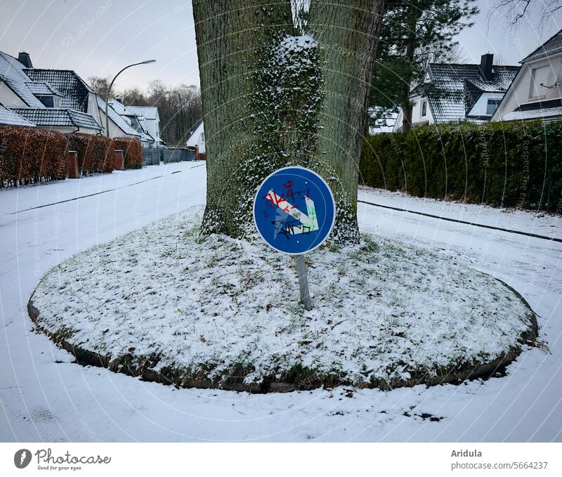 Traffic sign | Please go this way ... Road sign Arrow Signs and labeling Street Road traffic Transport Lanes & trails Motoring Right Tree Residential area