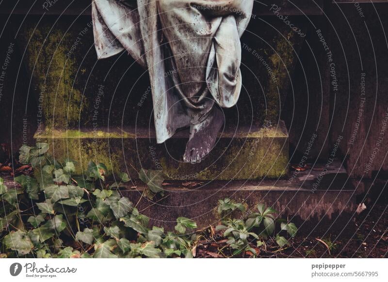 Foot of a sculpture on a tomb Feet Cemetery God'sack Tomb Sculpture Grave Grief Death Transience Tombstone Sadness Stone Religion and faith Calm Belief Eternity