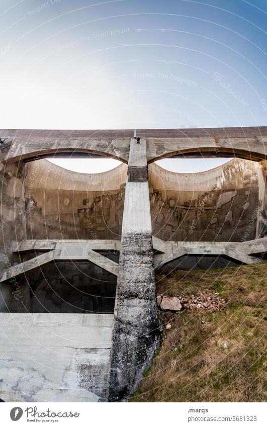 from above Worm's-eye view Symmetry Threat Looking Concrete Architecture Manmade structures Bridge Eyes Beautiful weather Sky Face piers Demanding Observe Tall