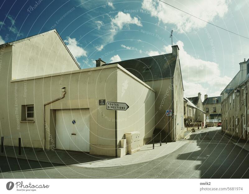 corner house corner house wall Alley Street Narrow Opposite Building Wall (building) Wall (barrier) Facade Exterior shot Deserted Sunlight daylight Sky Light