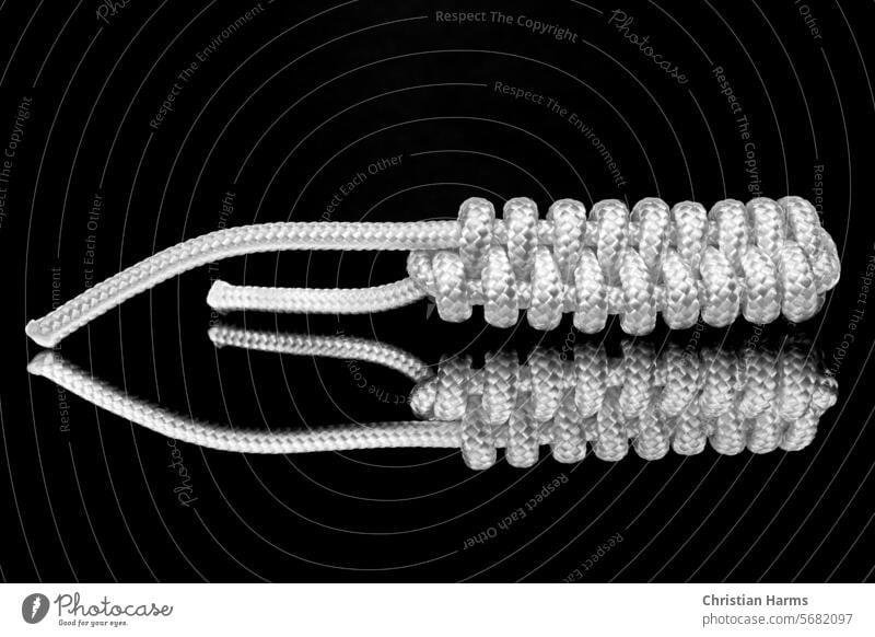 Mirrored throwline knot Knot Litter line knot Dew Rope Maritime Navigation Harbour Detail mirrored refection mooring rope leash boat