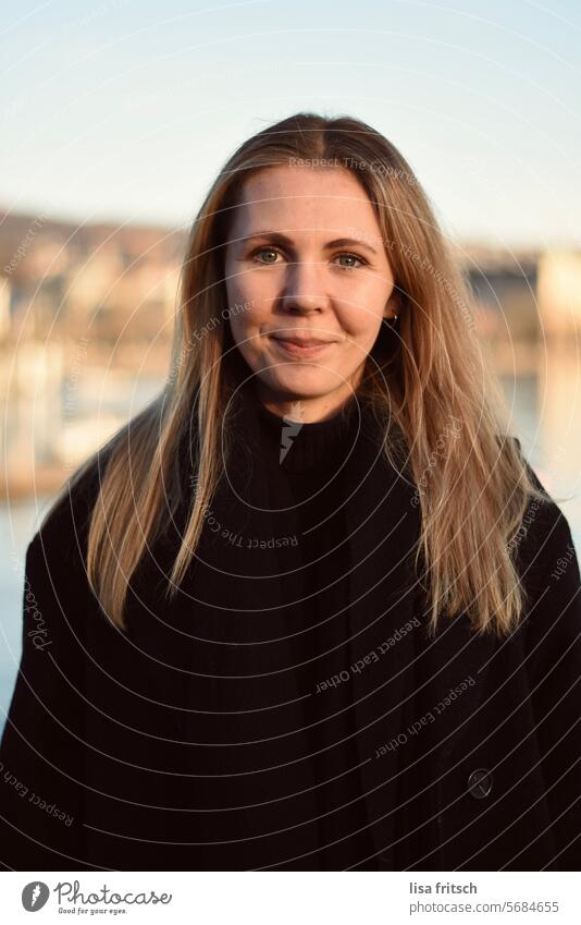 YOUNG WOMAN - SMILE - WARM LIGHT Woman 18 - 30 years 30 - 35 years Blonde Long-haired Smiling portrait Exterior shot Looking into the camera Young woman Adults