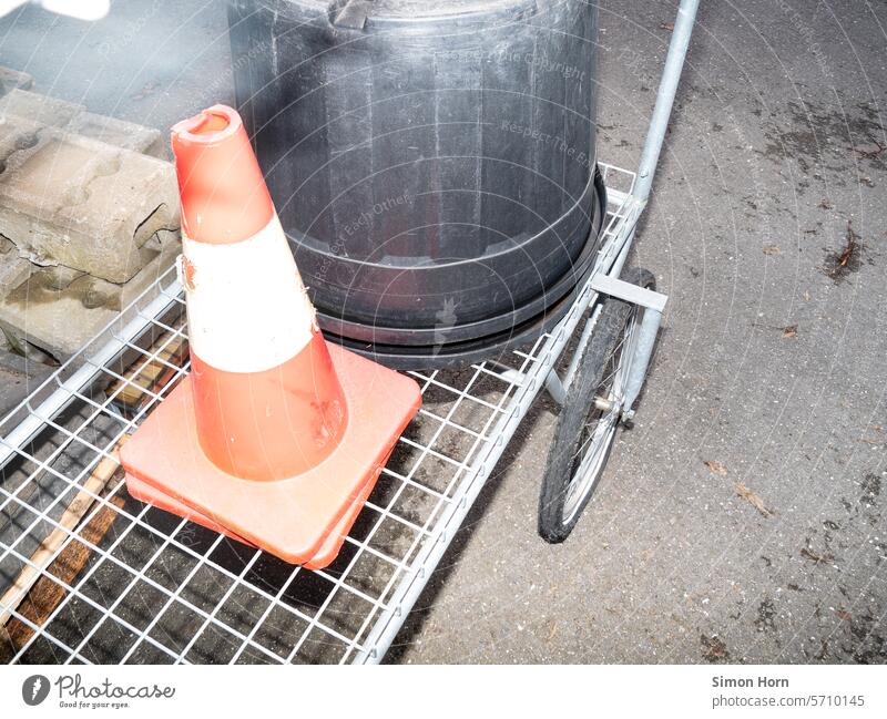 Pylons and barrel-shaped container on a trolley pylons Traffic Cone reflect Construction site Keg Carriage Pull trailer mobile Skittle Grating Collateralization