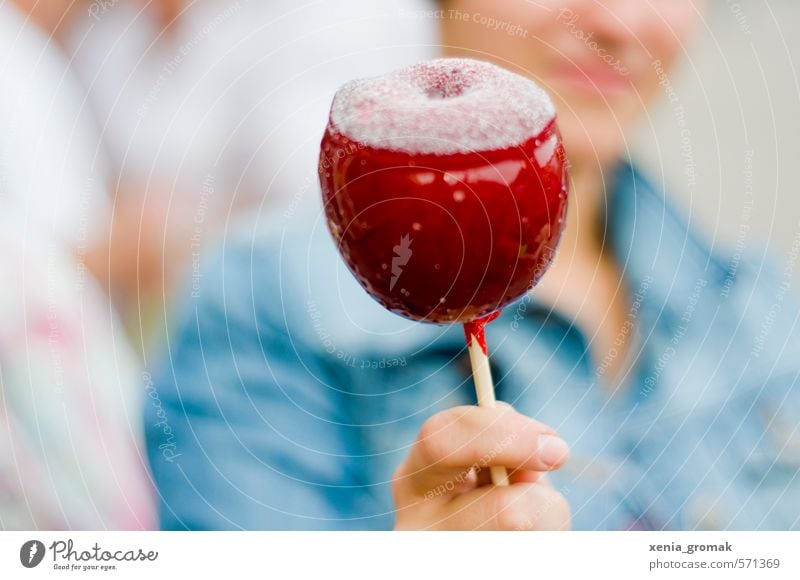 Apple on a stick Food Fruit Nutrition Lifestyle Joy Leisure and hobbies Playing Feasts & Celebrations Carnival Oktoberfest Fairs & Carnivals Fragrance To enjoy