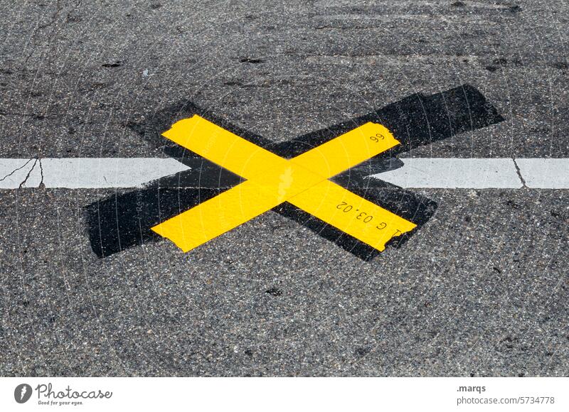 X Yellow Crucifix Signs and labeling Street Asphalt Traffic infrastructure Line Lane markings Safety Town Lanes & trails Transport Gray Contrast