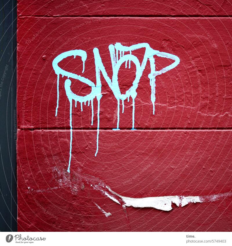 SNOP or something Varnish Wall (barrier) Wall (building) Color gradient peeled off Damage Broken Decline Change Structures and shapes Derelict Destruction