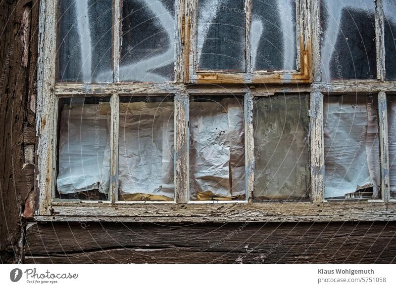 A dilapidated window in a half-timbered house. Peeling paint and missing window panes don't make it any more homely... Half-timbered house