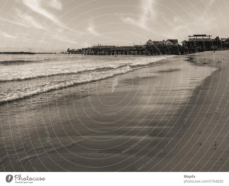 Meer, Strand und Wolken Schwarzweiß-Bild strand Landschaft Stille Bedeckter Himmel brandung Design dramatischer Himmel dunkel Extremwetter fotografie gegenlicht