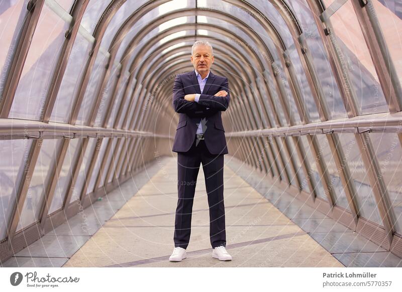 executive Paris Man chief La Défense japanbridge Tunnel France Suit Style Stylish Business work all ü50 50+ Architecture Finance District Tasty Self-confident