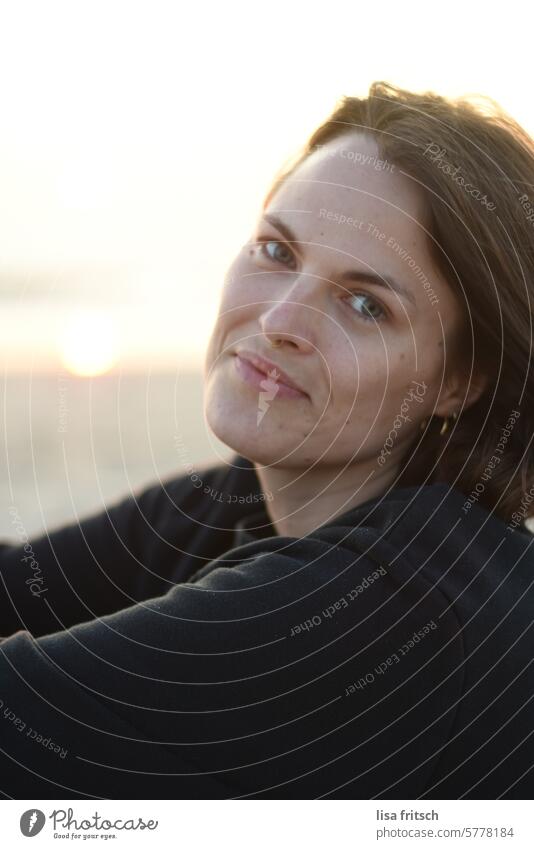 SMILING WOMAN - SUNSET Woman 30 - 35 years Adults color photograph Sunset pretty Young woman Smiling Contentment tranquillity Relaxation Feminine