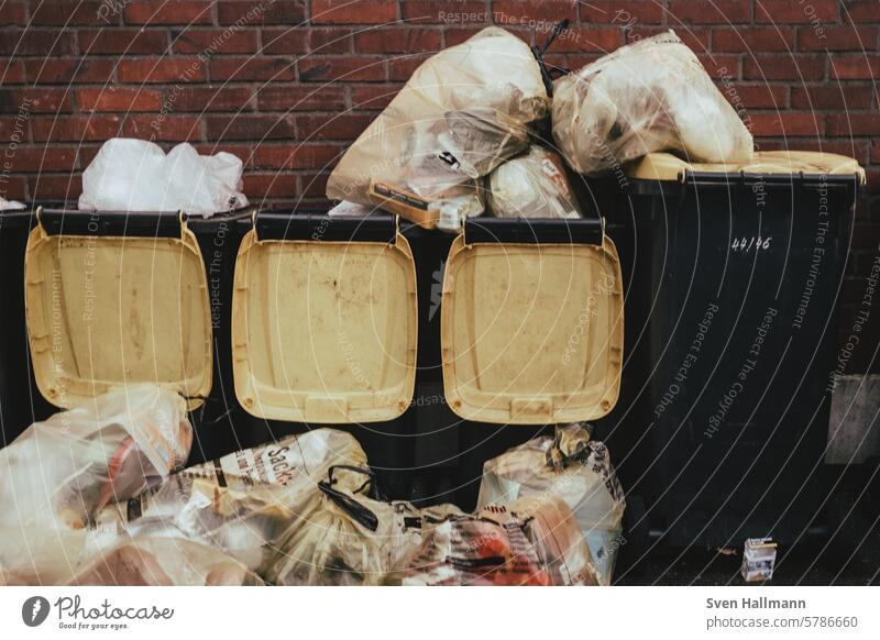 Overflowing garbage cans and lots of garbage next to them Trash waste Trash container Dispose of dustbin Environment Environmental protection Waste management