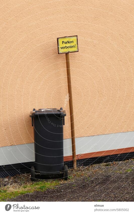 Sign - No parking! - on a pole and a garbage bin in front of a house wall no parking sign Garbage can House (Residential Structure) Private interdiction