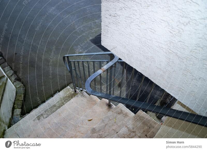 Stair railing wraps around a wall projection curvy skirt dodge sb./sth. avoid adapt handrail Meandering Stairs Banister Downward stagger Gray Descent To hold on