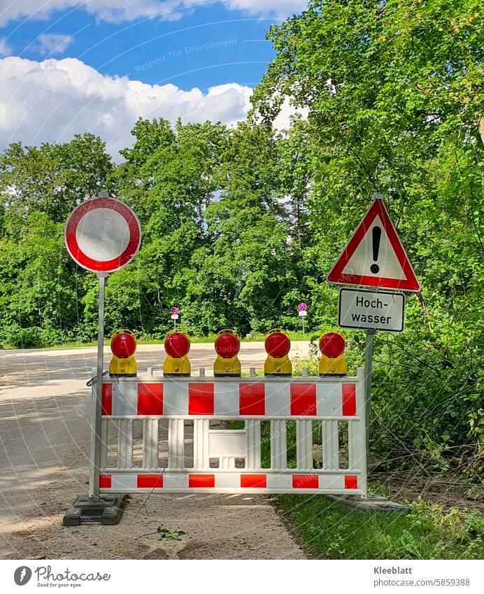 Access road closed - barrier fence and warning sign - high water! Protective Grating no transit Signage Attention floods! Flood esteem Highlights cordon