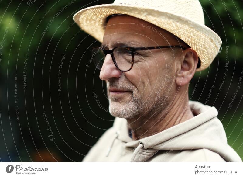 [HH Schregatour24] A man with a three-day beard and sun hat looks sideways at the camera Garden Joy Nature Happy Summer Lifestyle Outdoors fun Garden plot