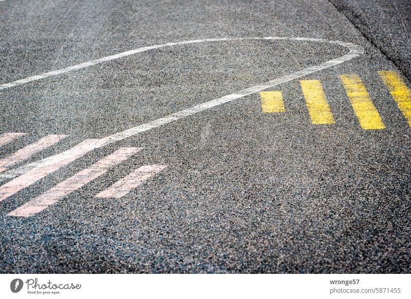 Road markings close to the ground Marking lines Road traffic Street Asphalt Lane markings Transport Traffic infrastructure Orientation Signs and labeling