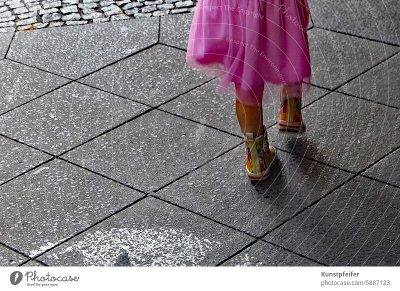 Kleine Prinzessin im rosa Tüllrock erobert das Straßenpflaster Kleinkind Kinderschritte Kinderfüße erste Schritte menschlich Laufen straßenpflaster Entdecken