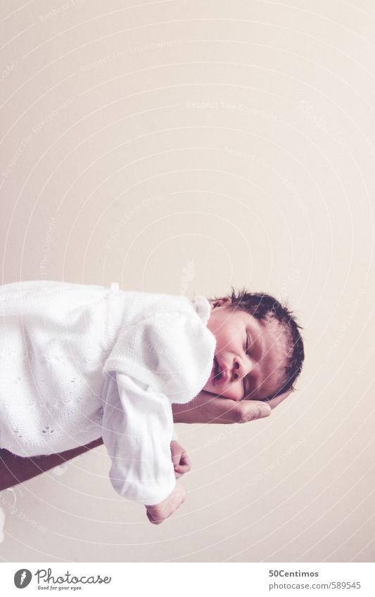 sleeping baby in mother's hand Joy Happy Healthy Baby Mother Adults Body Hand 1 Human being 2 0 - 12 months Lie Sleep Juicy Yellow Emotions Moody Trust Safety