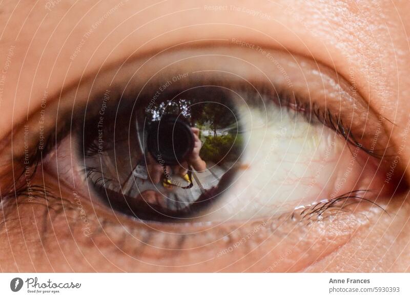 Macro shot Closeup of brown eyes with reflection of photographer Eye Reflection Close-up Macro photography Eyeball
Iris Pupil Camera lens