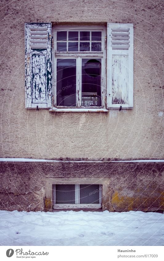 broken window Winter Snow House (Residential Structure) Redecorate Architecture Bad weather Fürstenfeldbruck Town Building Wall (barrier) Wall (building) Facade