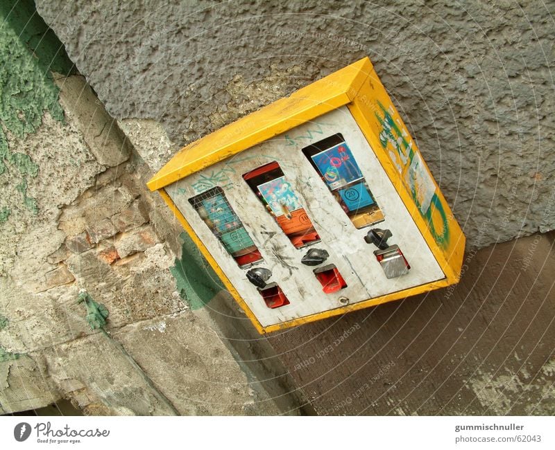 chewing gum dispenser Chewing gum Gumball machine Wall (building) Facade Exterior shot street material