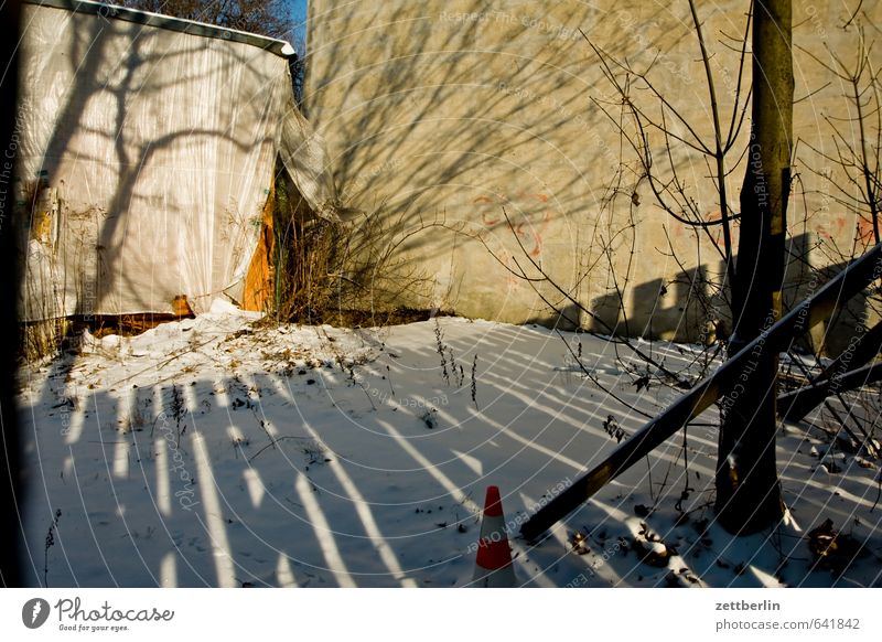 Potsdam Winter Corner Niche Real estate Fallow land Courtyard Backyard Terrace Interior courtyard Shadow Fence Neighbor Wooden fence Handrail Border