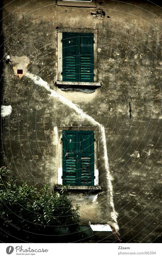 Off through the middle House (Residential Structure) Facade Window Dirty Italy Line Middle Lanes & trails