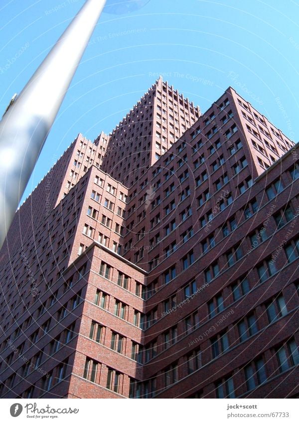 aspiring with mast Sky Downtown High-rise Architecture Facade Sharp-edged Tall Above Modern Story Ambitious Horizontal Block Structures and shapes Shadow