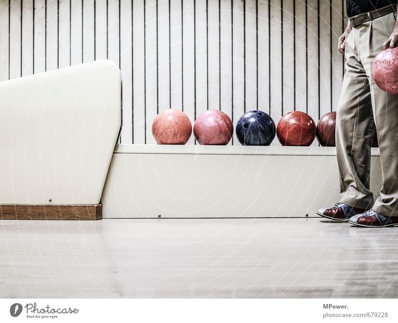 pinking Sports Sportsperson Sporting event Human being Man Adults Male senior Body Legs 1 60 years and older Senior citizen Playing Sphere Bowling Bowling alley