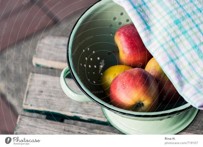 Appel II Fruit Apple Nutrition Vegetarian diet Fresh Healthy Delicious Yellow Green Red Sieve drip sieve Garden chair Towel Napkin Exterior shot Colour photo