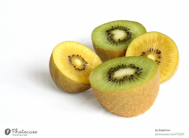 Kiwi II Kiwifruit Tropical fruits Fruit flesh varieties variety Half shell Kernels & Pits & Stones Part 4 Sliced halved Round Food photograph Organic produce