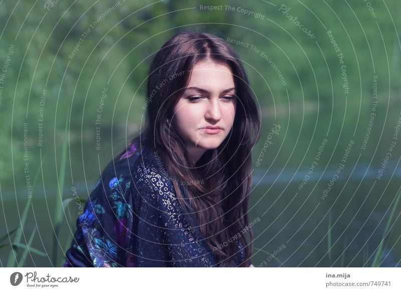 young dark haired woman sits in nature Human being Feminine Young woman Youth (Young adults) Woman Adults Face 1 13 - 18 years Child 18 - 30 years 30 - 45 years