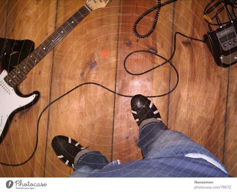 guitar bottom Guitar pick Electric guitar Footwear Leisure and hobbies Hallway Floor covering Cable