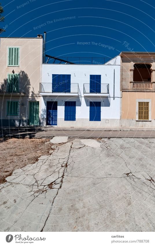 Make blue Cloudless sky Summer Beautiful weather Port City House (Residential Structure) Manmade structures Wall (barrier) Wall (building) Facade Balcony