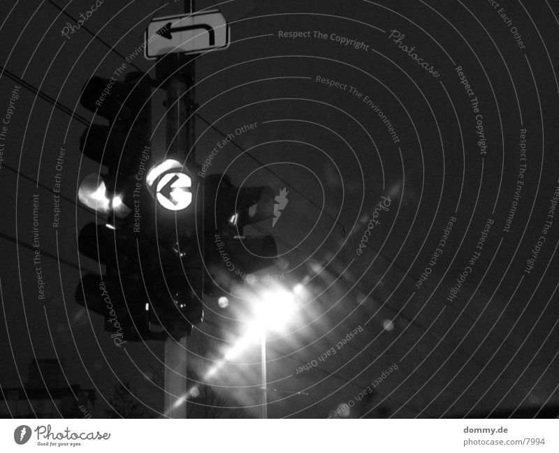 Red traffic light (without red)) Traffic light Transport turnouts Arrow Signs and labeling Window pane Black & white photo iso 800 kaz