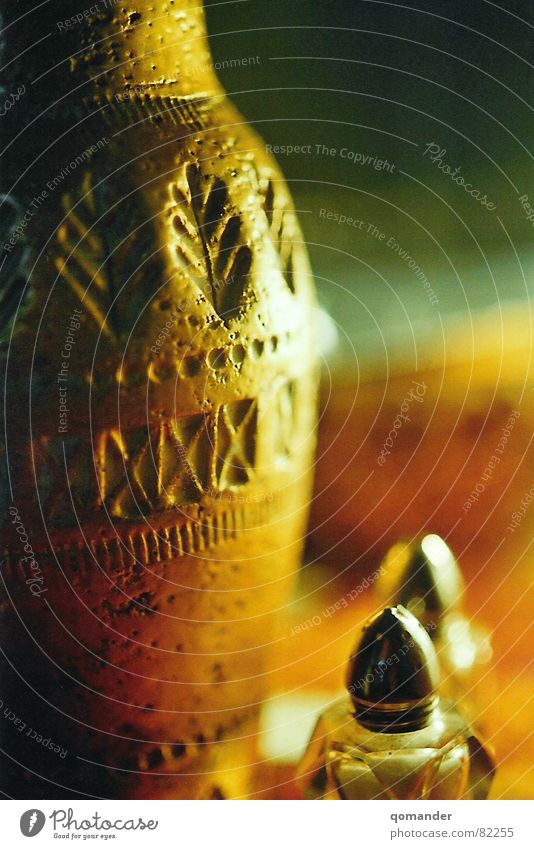 On the kitchen table Pepper caster Depth of field Vase Salt caster Physics Yellow Red Green Kitchen Table Charitable Sincere Cozy Friendliness Warmth Goodness