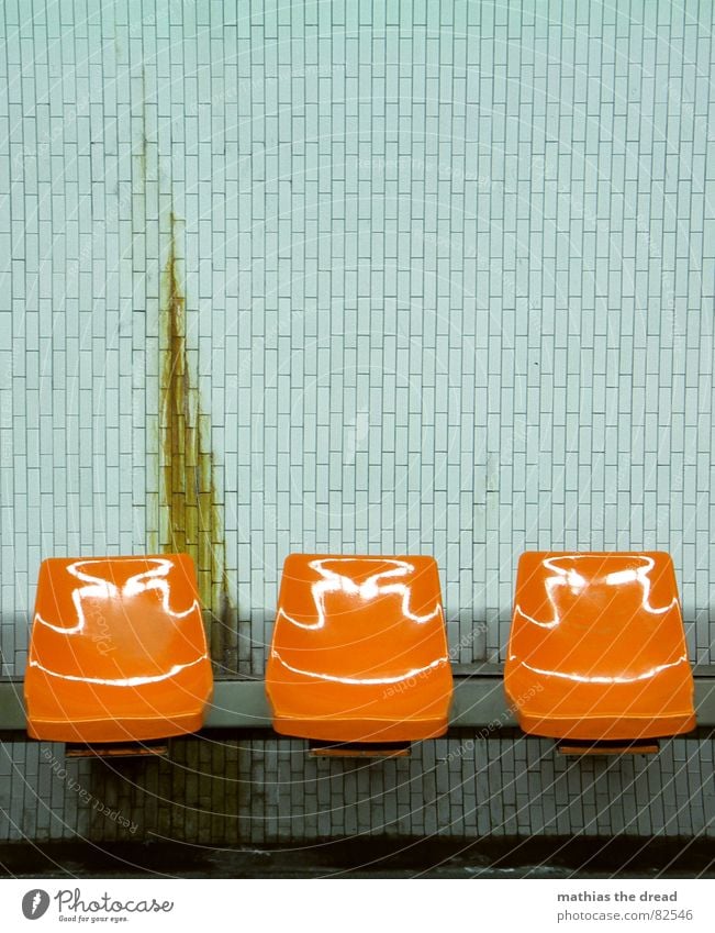 skid mark Shelter Seating Bench Material Wall (building) Background picture Tile Dirty Loneliness Empty Deserted Sit down Artificial light Paris Platform