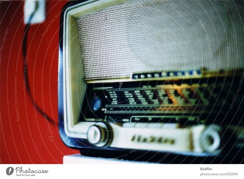 radio star I Kitchen Red Blur Wall (building) Shelves Radio (device) Song Bookshelf Broadcasting Radio (broadcasting) on board radio set Music Cable Technology