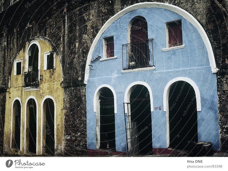 Houses under the bridge House (Residential Structure) Balcony Pathetic Poverty Style Yellow South America Flat (apartment) Lacking Unadorned Ripe for demolition