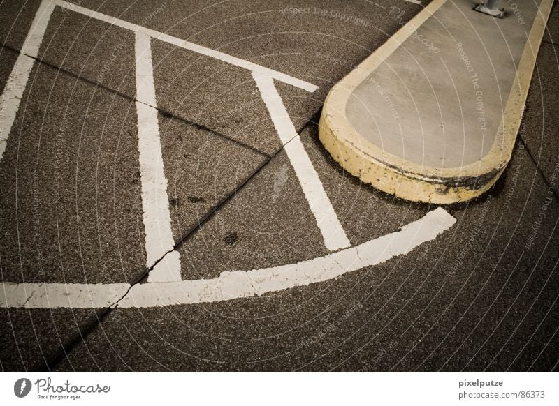 Parking search || Line width Parking garage Asphalt Yellow Gray Black Graphic Direction Control system Symbols and metaphors Force Equal Harmonious Strong