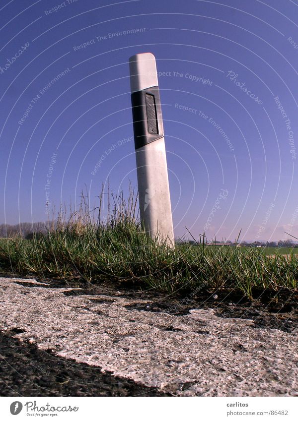 shortly before the saving shore ... Reflector post Conduct Roadside Knoll Lane markings Sideline Stripe Line Asphalt Worm's-eye view Dangerous Safety Green