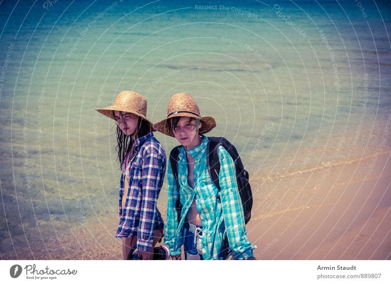 Sea, straw hats, hikers Lifestyle Vacation & Travel Tourism Summer Summer vacation Beach Child Human being Masculine Feminine Brothers and sisters