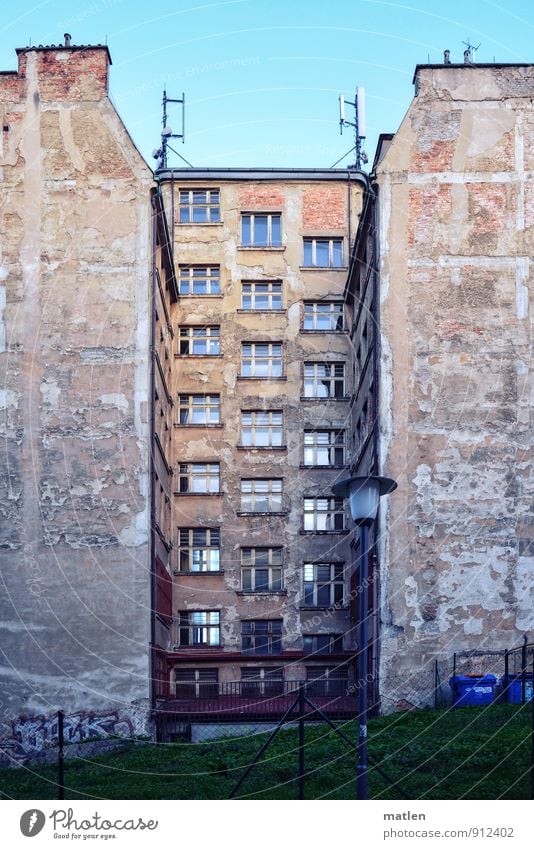 high-rise building Town Old town Skyline Deserted House (Residential Structure) High-rise Building Architecture Wall (barrier) Wall (building) Stairs Facade