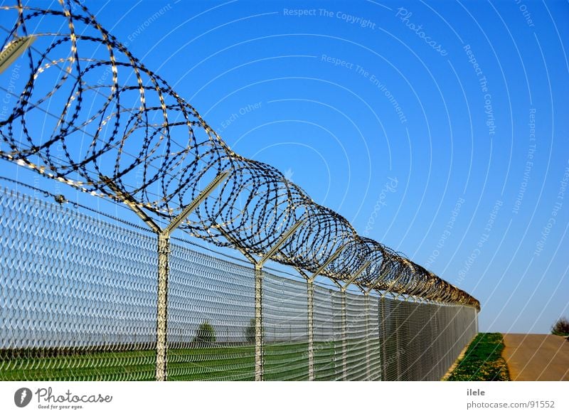 en cerca de ... Stuttgart Fence Sunday Neuhausen ob Eck Barbed wire Rotated Rolled Long Border Airport Looking in the morning Tall Loneliness