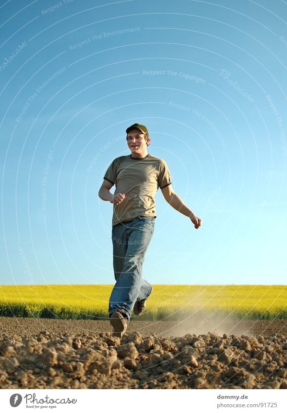 *dustrun Canola Recitative Field Summer Spring Growth Overgrown Dust Dry Rock Escape Man Fellow Baseball cap Footwear T-shirt Yellow Brilliant Sneakers Attempt