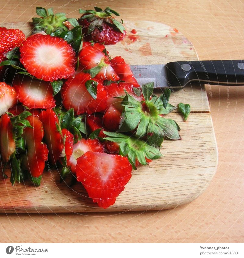 strawberry massacre Cut Wood Kitchen Knives Vitamin Fiber Foliage plant Remainder Biogradable waste Household garbage Compost Dispose of Trash Green Red Summer