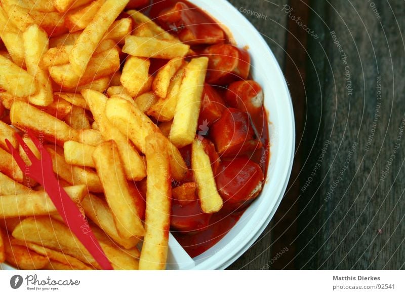 MANTA PLATE French fries Hotdog Meal Dinner Yellow Red Sauce Fork Fast food Delicious Speed Plate Fat Unhealthy Restaurant Politics and state Cardboard