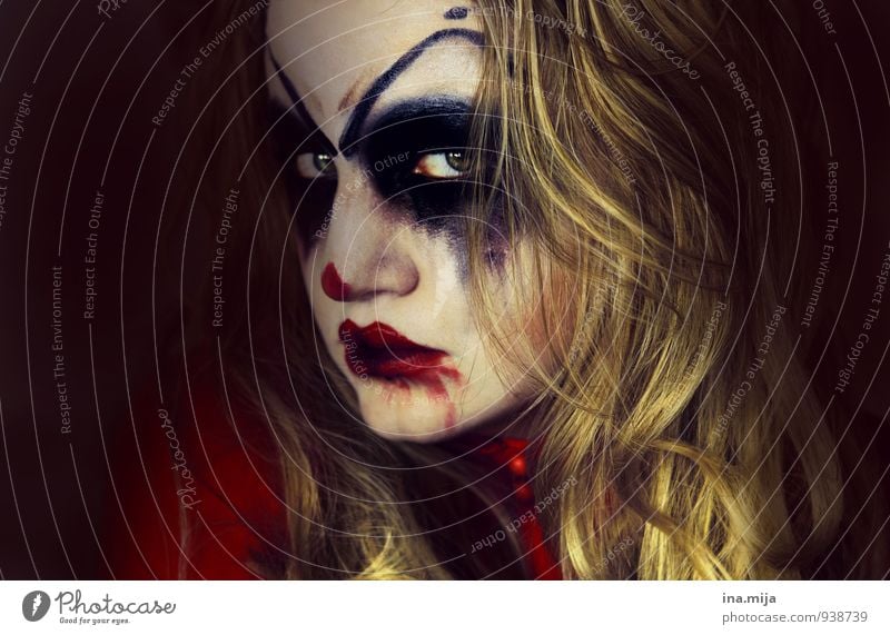 female horror clown Feasts & Celebrations Carnival Hallowe'en Human being Feminine 1 Blonde Long-haired Dark Emotions Moody Virtuous Vice Fear of death