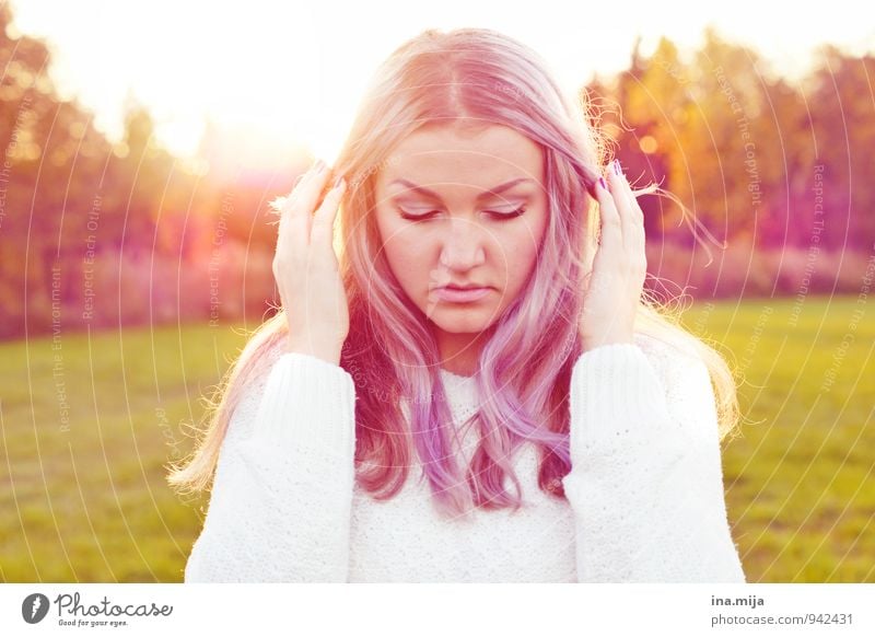 young woman with purple hair Lifestyle Style pretty Hair and hairstyles Human being Feminine Young woman Youth (Young adults) Woman Adults 1 18 - 30 years