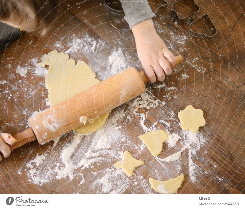 rolling pin Food Dough Baked goods Nutrition Christmas & Advent Human being 1 1 - 3 years Toddler 3 - 8 years Child Infancy Delicious Sweet Rolling pin Cookie